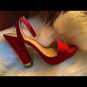 ••Wild Diva Lounge Red Heels w/ Gold Accent••
